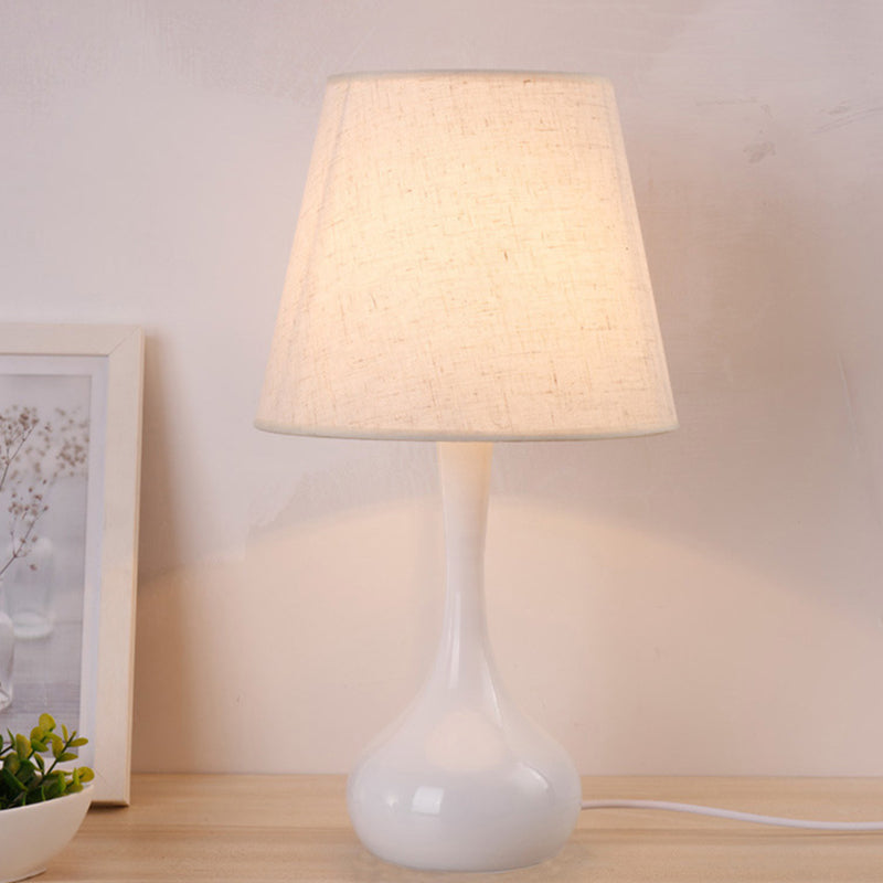 Bordlampe Med Empire Stofskærm | Kompatibel Belysningsdesign | Indendørs Belysning Til Stuer Soveværelser Og Læsehjørner | Vanero