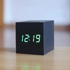 Digitalt Bordur Med Trækonstruktion | LED Display Med Alarm Og Temperaturvisning | Bordur Til Indendørs Brug Med USB Eller Batteri | Vanero